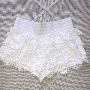 Rewind White ruffle lace shorts